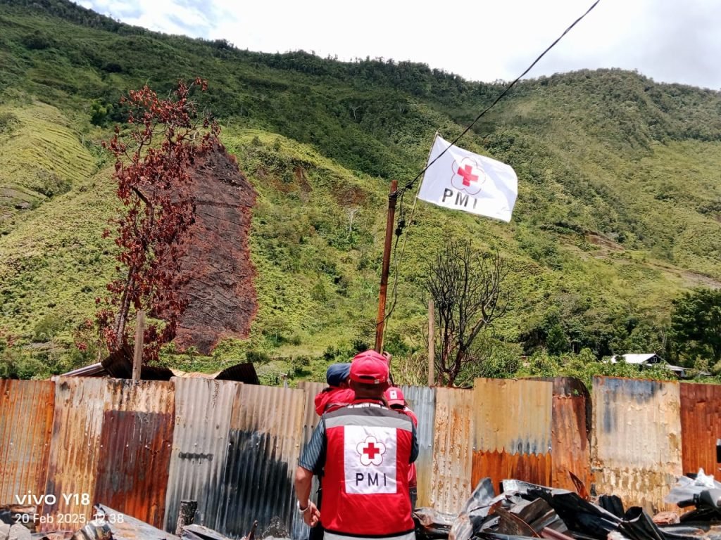 Pasang Bendera PMI 1