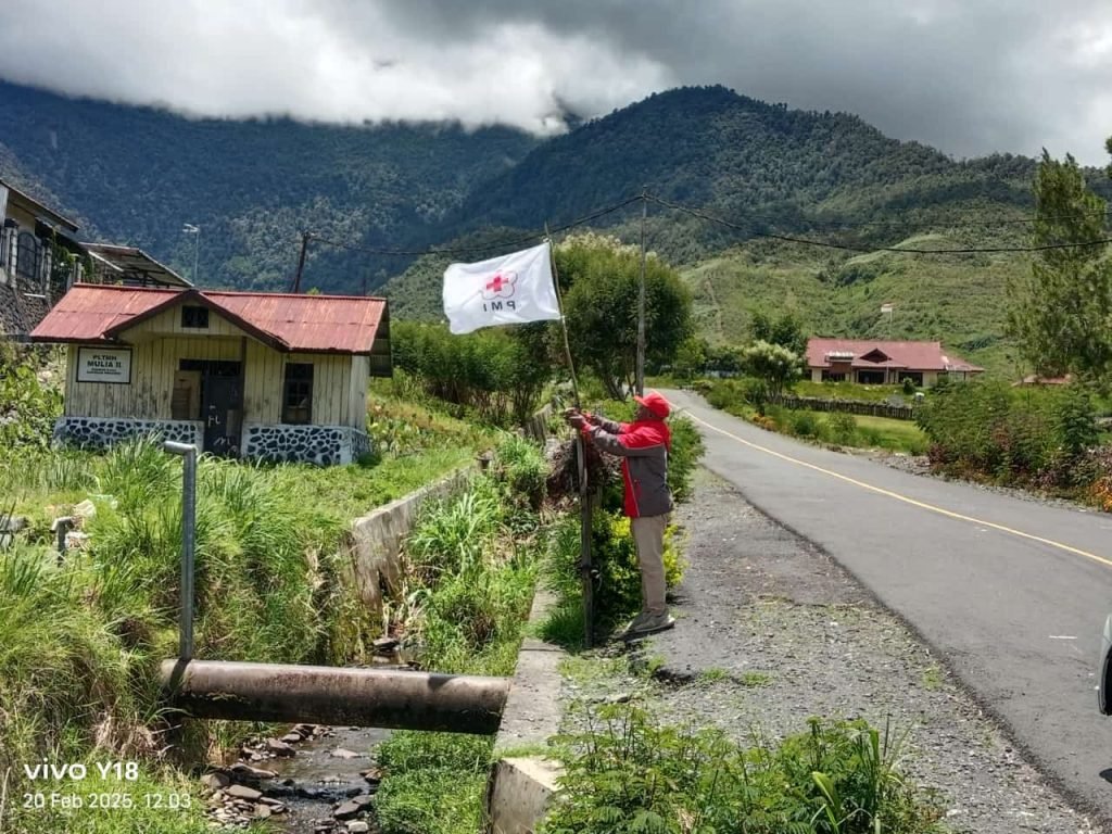 Pasang Bendera PMI 2