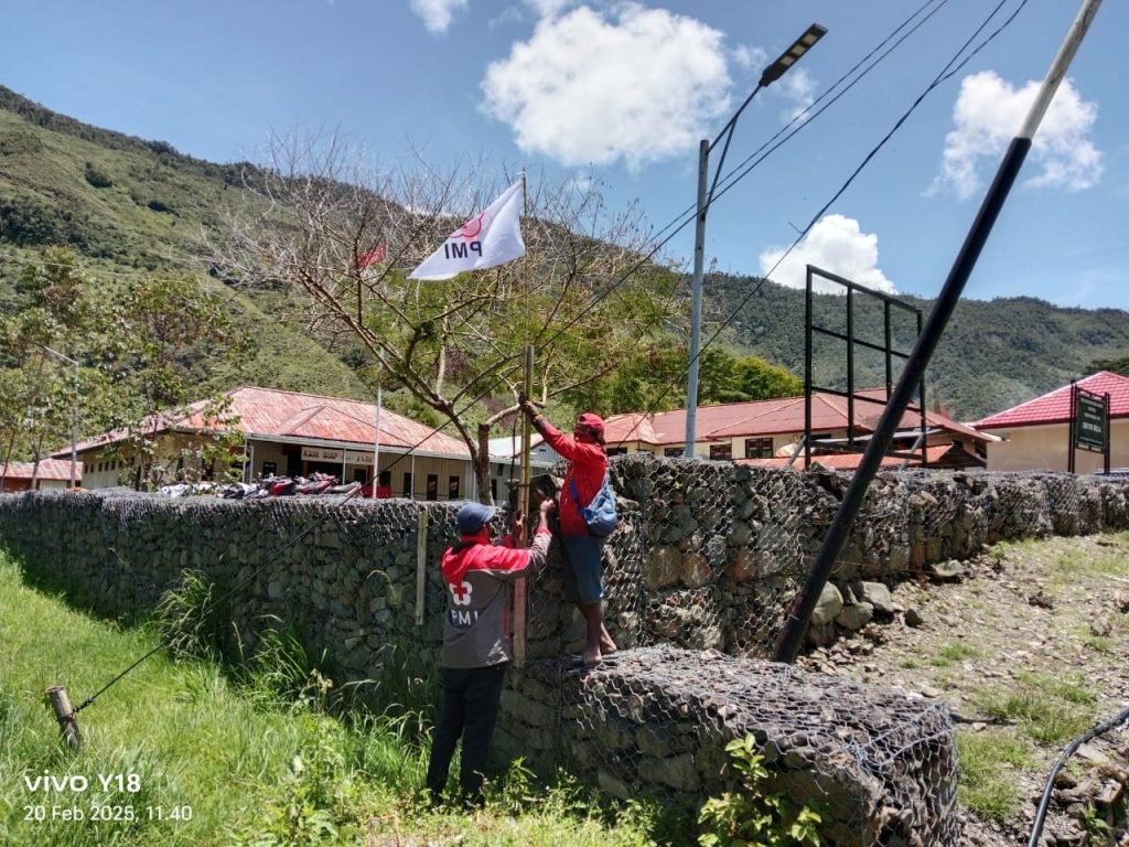 Pasang Bendera PMI 3