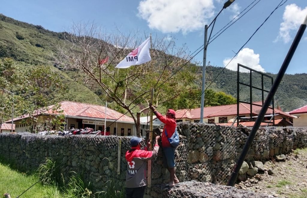 Pasang Bendera PMI 3