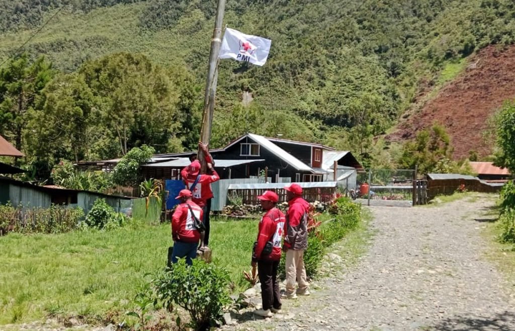 Pasang Bendera PMI 4