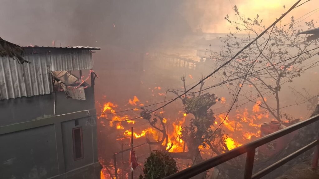 KEBAKARAN HEBAT LANDA KAWASAN DOK 5 BAWAH JAYAPURA