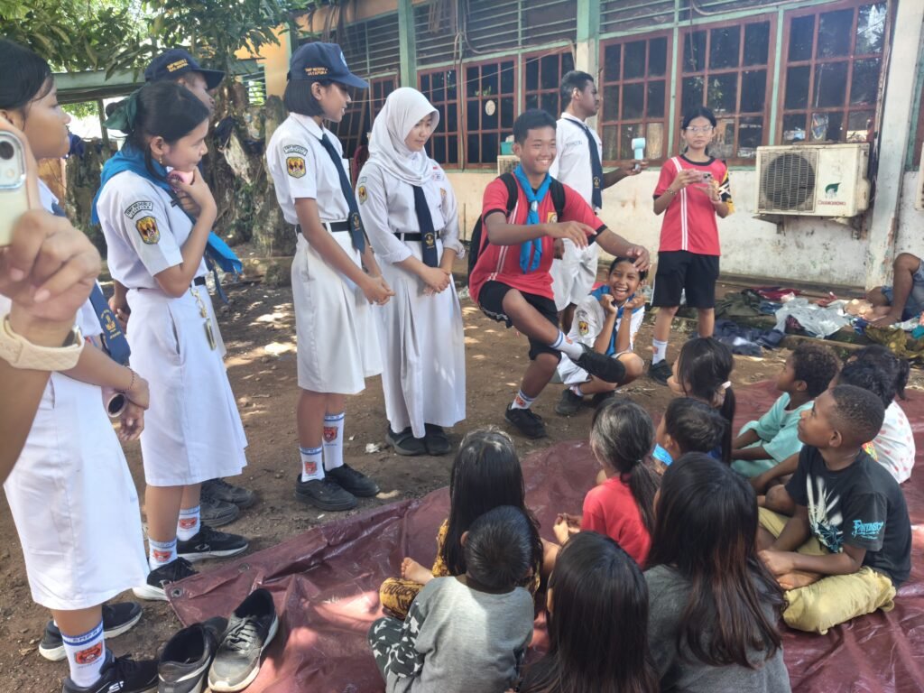 ANGGOTA PMR UNIT SMPN 2 JAYAPURA HIBUR ANAK-ANAK DI PENGUNGSIAN