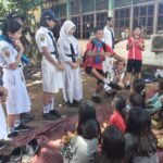 ANGGOTA PMR UNIT SMPN 2 JAYAPURA HIBUR ANAK-ANAK DI PENGUNGSIAN