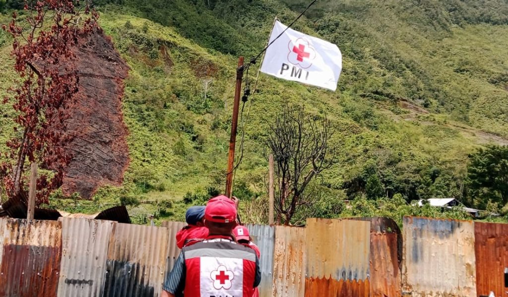 Pasang Bendera PMI 1